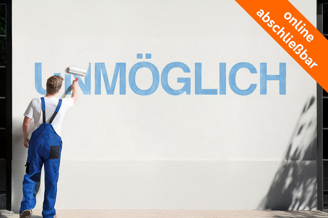 Junger Mann in Latzhose übermalt den Schriftzug „Unmöglich“ auf einer Wand