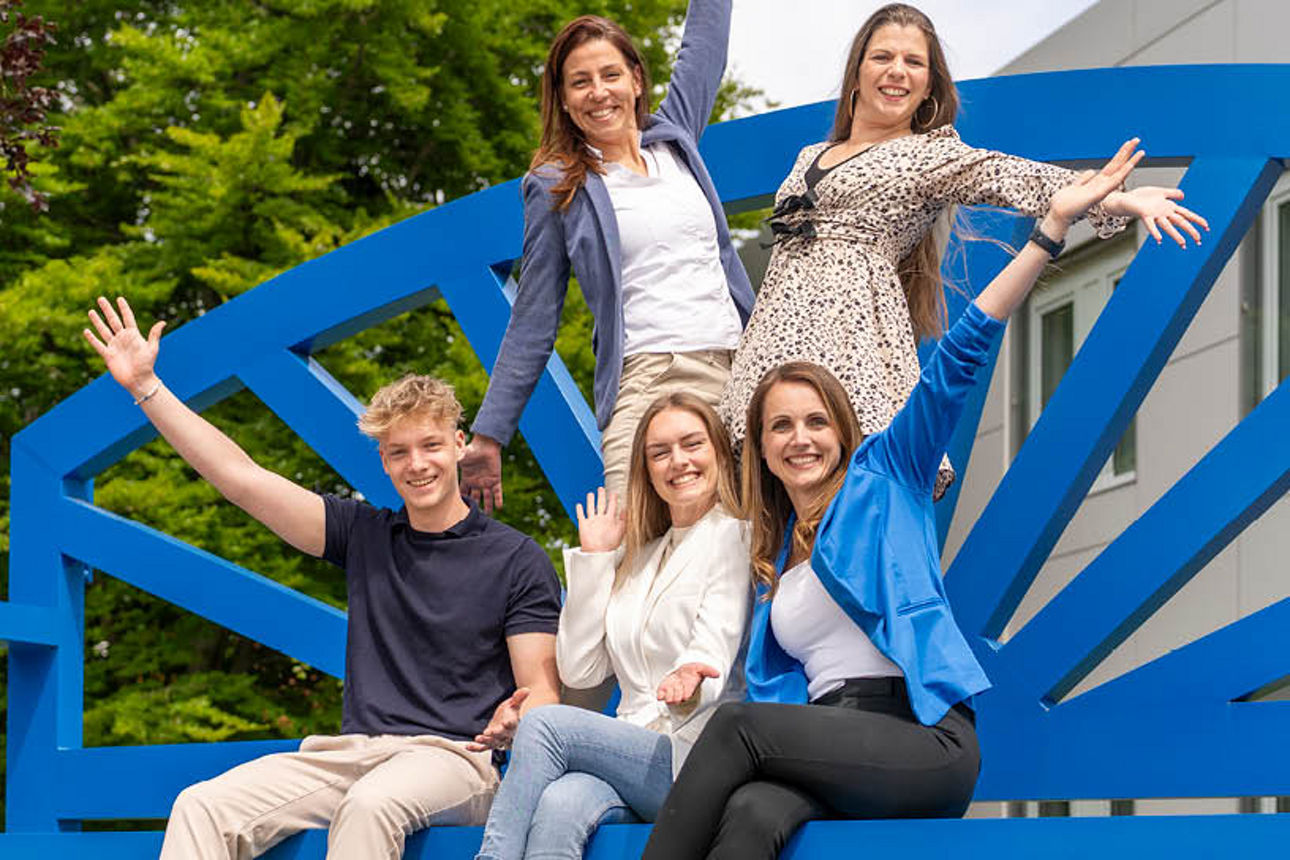 Personengruppe auf einer blauen Bank