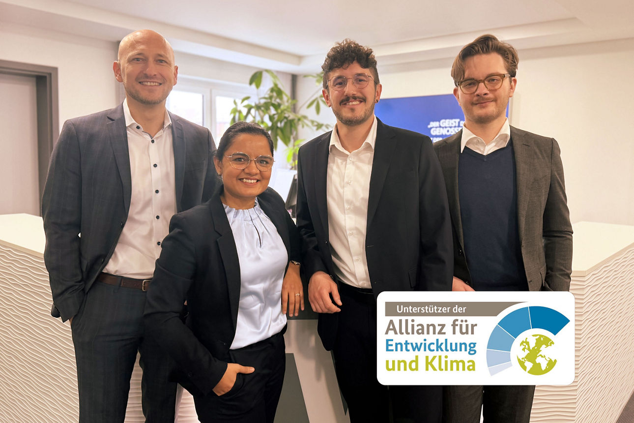 Nachhaltigkeitsteam und Vorstand Dimitrios Meletoudis, Logo: Unterstützer der Allianz für Entwicklung und Klima