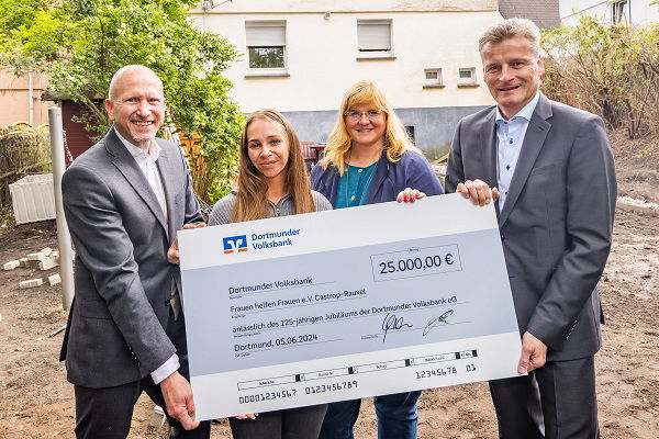 Markus Göke und Gregor Mersmann überreichen Scheck an Katharina Kontoris und Katrin Lasser-Moryson