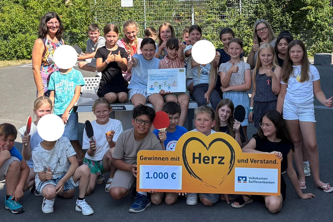 Kinder und Lehrerin der Grundschule Am Sonnenteller