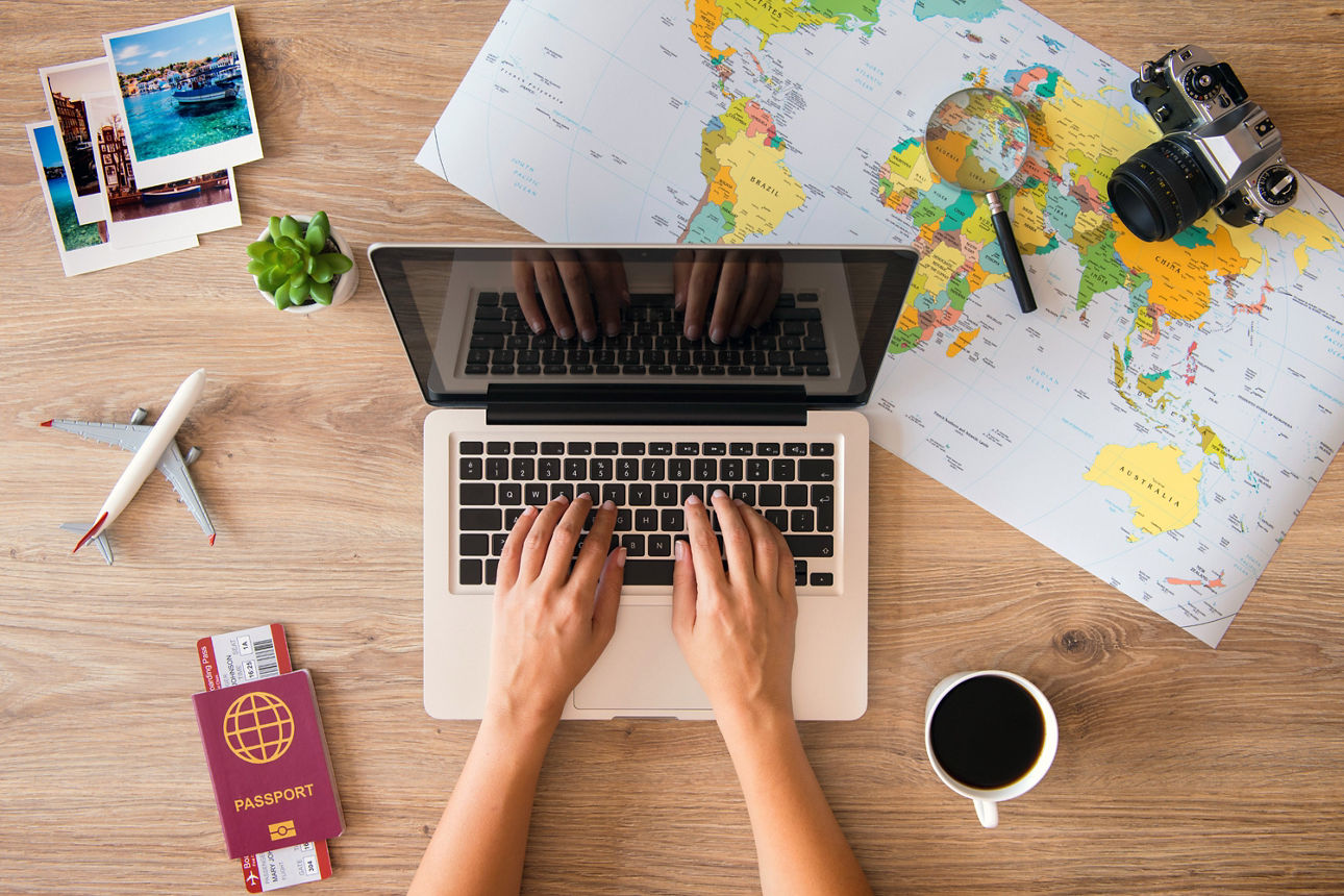 Hände tippen auf einem Notebook an einem Tisch