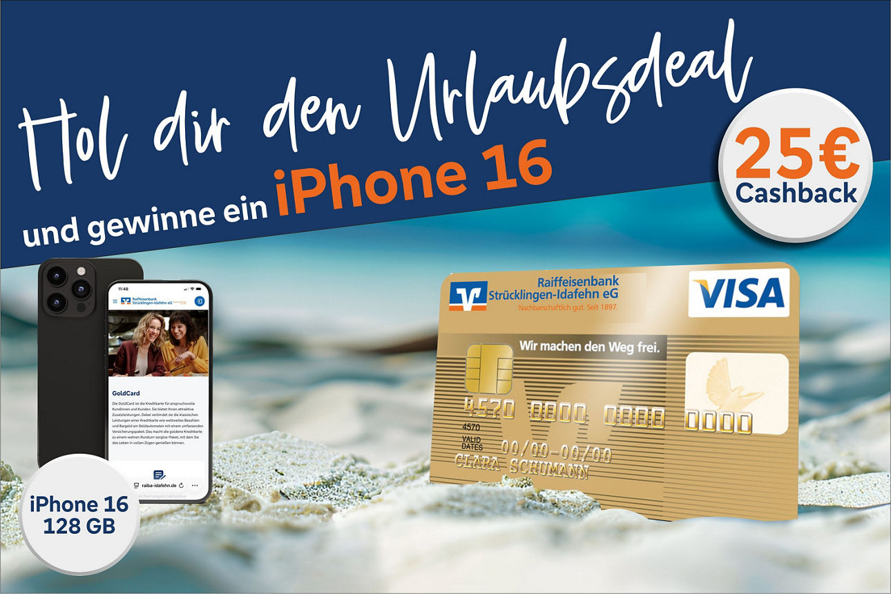 Die goldene Kreditkarte stehend im Sand am Strand (verschwommen im Hintergrund) links ist ein iPhone abgebildet