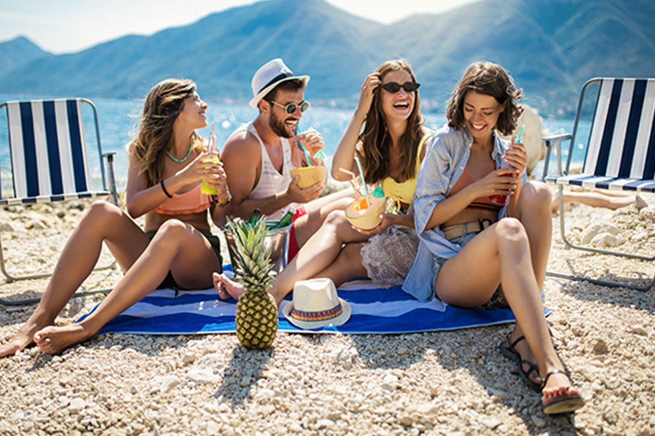 Gruppe an jungen Menschen am Strand