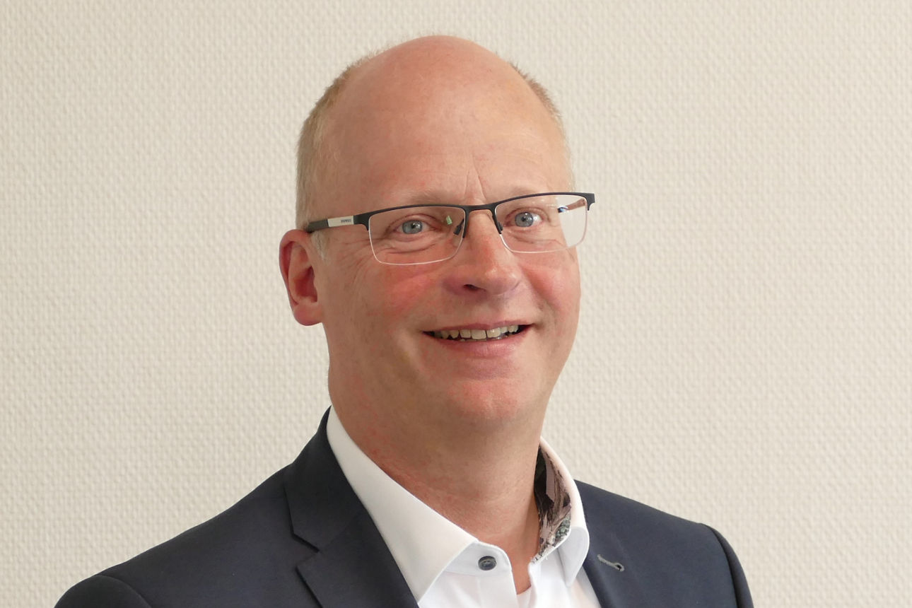 Ein Mann lächelt in die Kamera