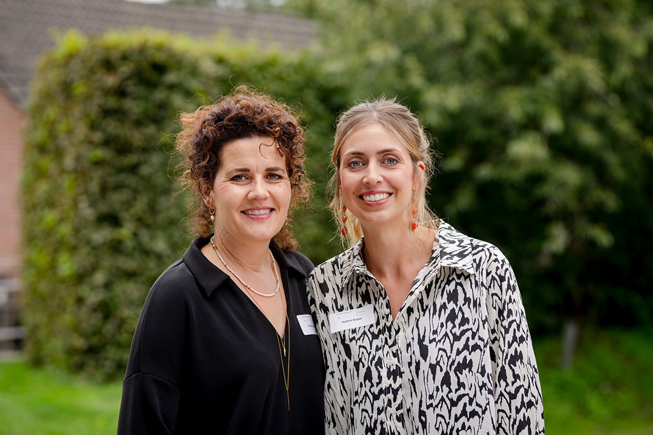 Foto von Sebastian Nienhaus und Johannes Kuiper (im Bild vertreten durch: Claudia Laurenz und Kathrin Kuiper)