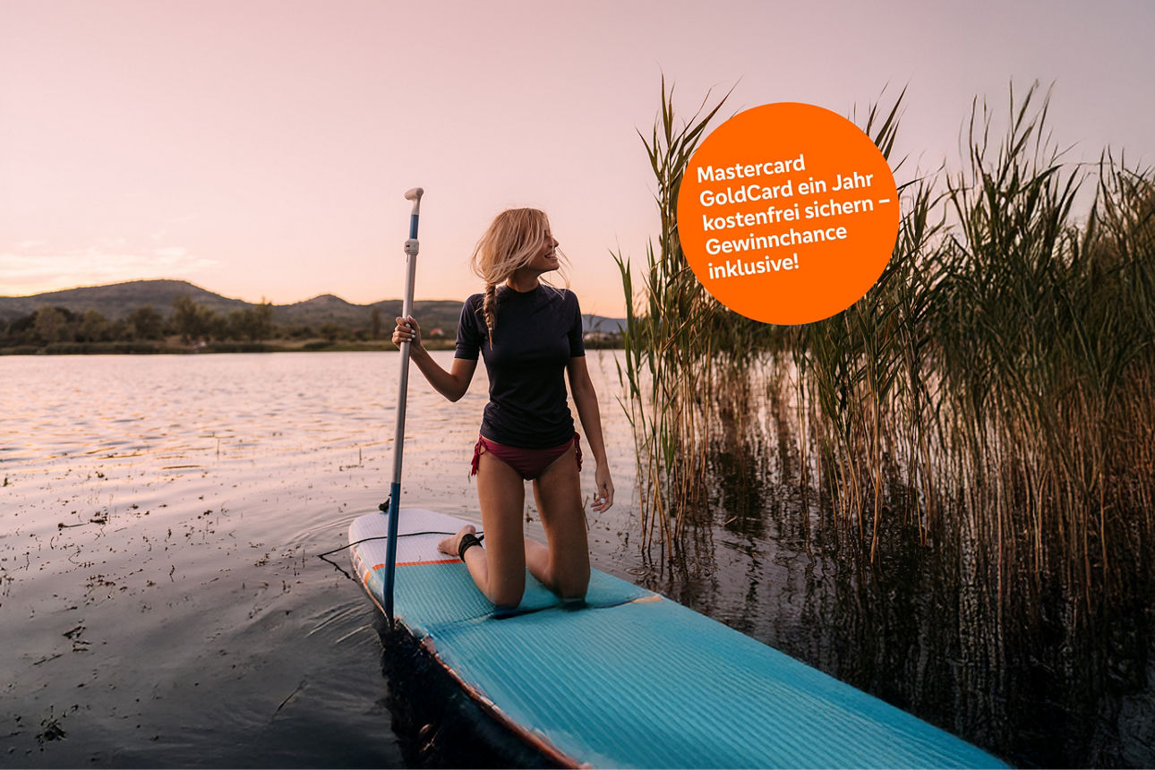 Frau auf Paddleboot