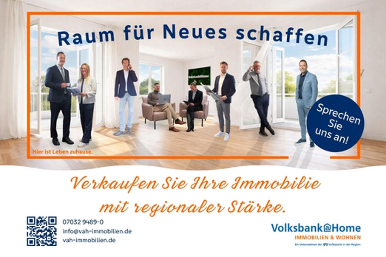 8 Immobilienmaklerinnen und Immobilienmakler stehen in einem Raum