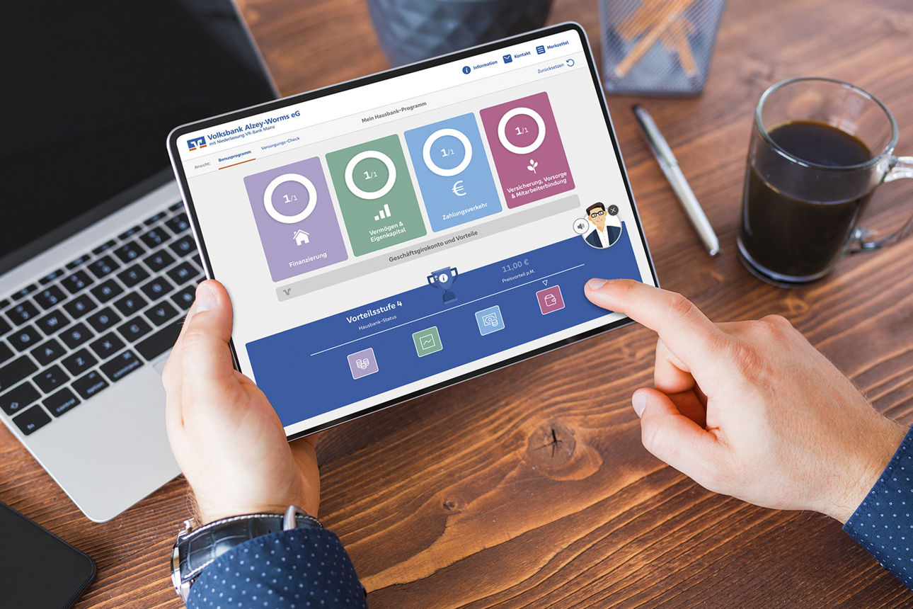 Ein Mann tippt auf seinem iPad, man sieht einzelne Hausbankprogramm Punkte