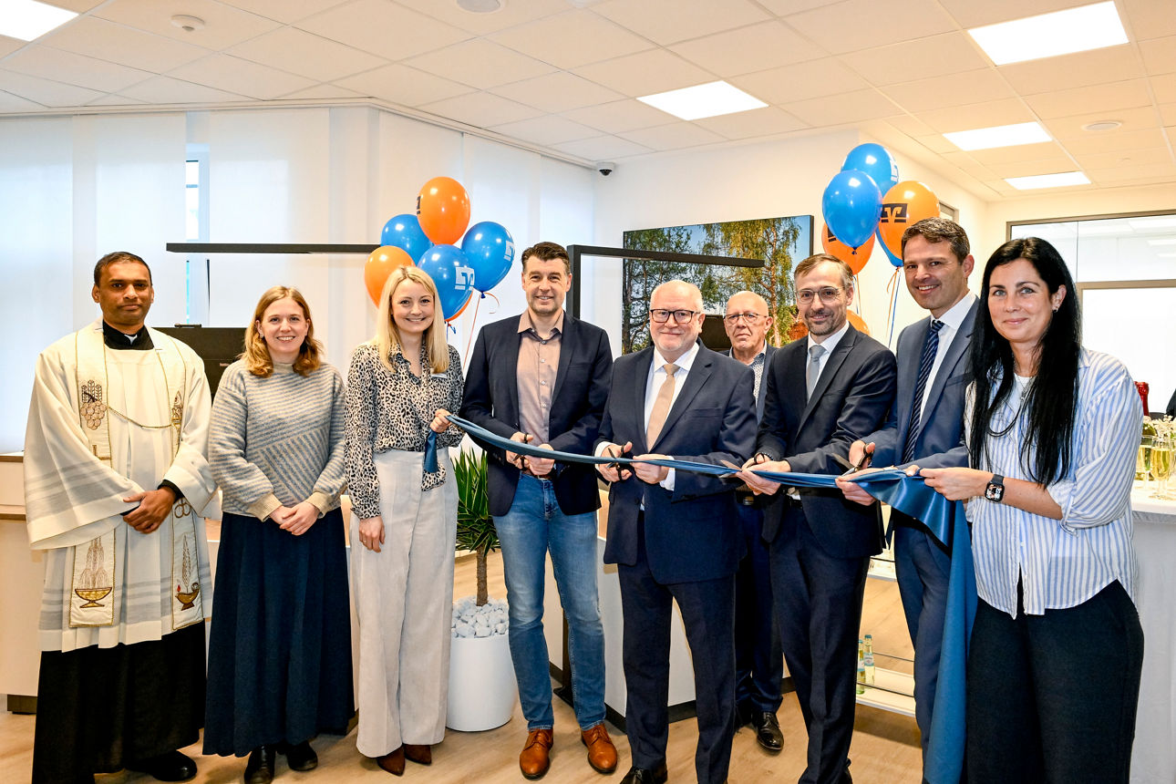 Gruppenbild mit dem Vorstand, den Mitarbeitenden der Beratungsfiliale Bad Sassendorf, dem Bürgermeister & einer Geistlichen