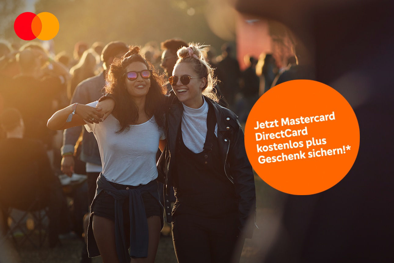 Zwei junge Frauen lachend auf einem Open-Air-Festival