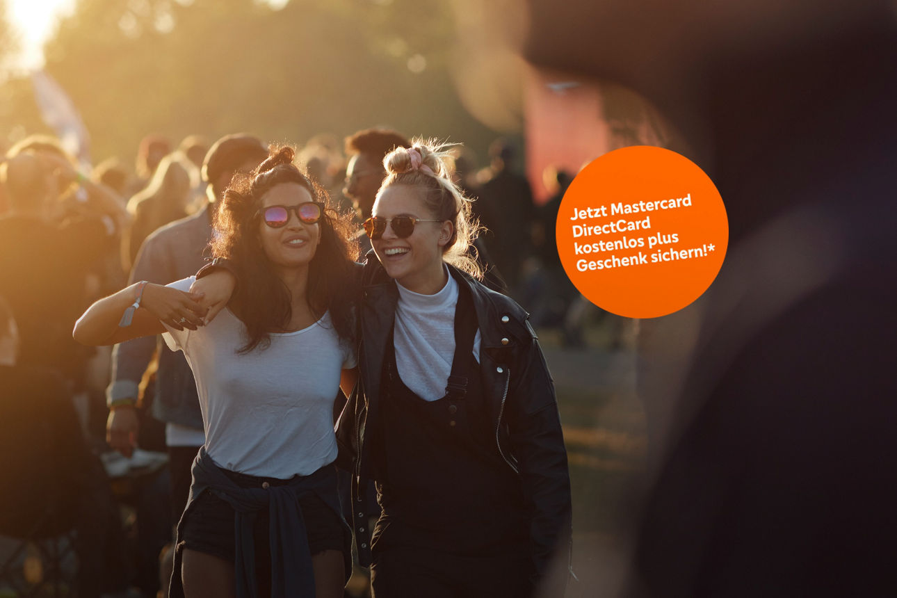 Zwei junge Frauen lachend auf einem Open-Air-Festival