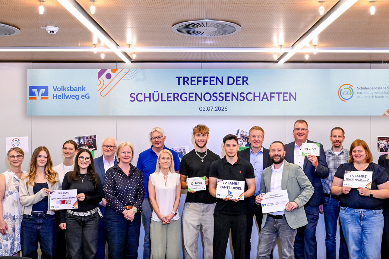 Gruppenbild der Schüler, Lehrer, Petra Golz (Leitung Vetriebsmanagement) und dem Vorstandsvorsitzendem Bernd Wesselbaum
