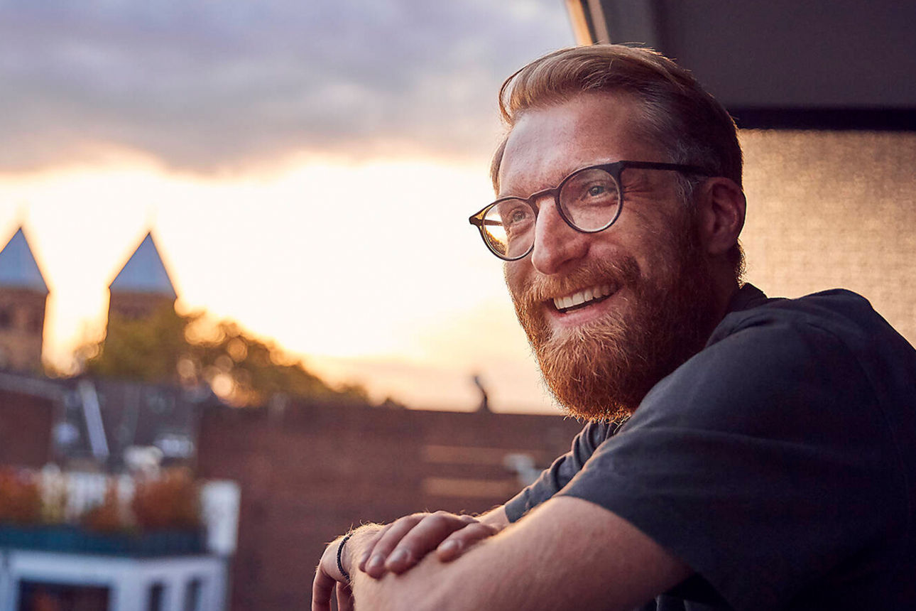 Mann auf Balkon