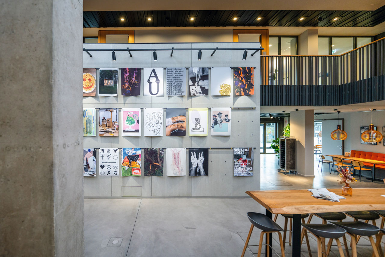 Werke des Vereins Artists Unlimited e.V. in der Ausstellung der Volksbank-Lobby 