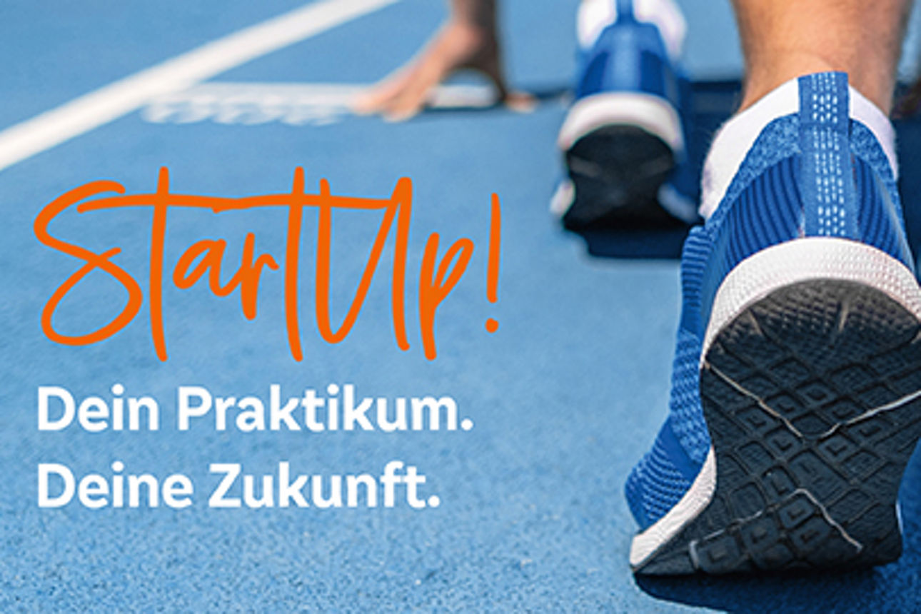 Zwei Schuhe auf einer blauen Laufbahn