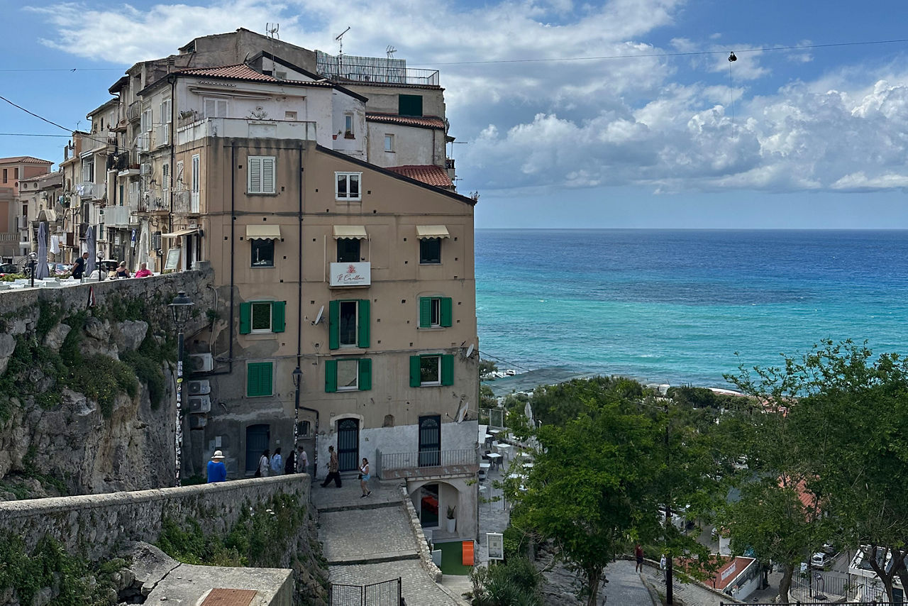 Vertikale Sicht auf die Altstadthäuser der Klippenstadt Tropea in Kalabrien.
