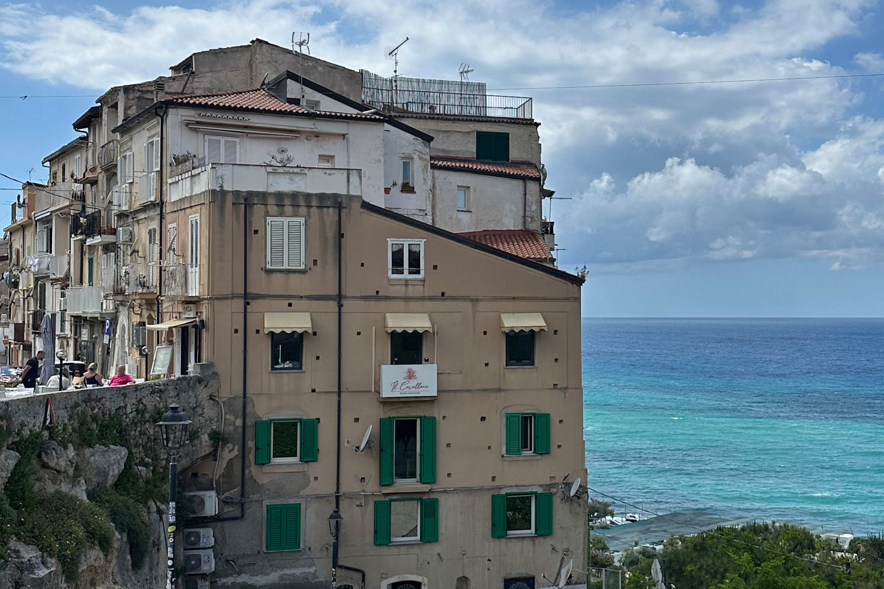 Vertikale Sicht auf die Altstadthäuser der Klippenstadt Tropea in Kalabrien.