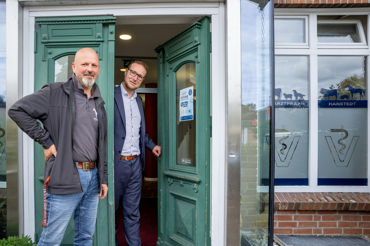 Dr. Jörg Kaling mit Christian Vorbrodt vor Praxis in Hanstedt 