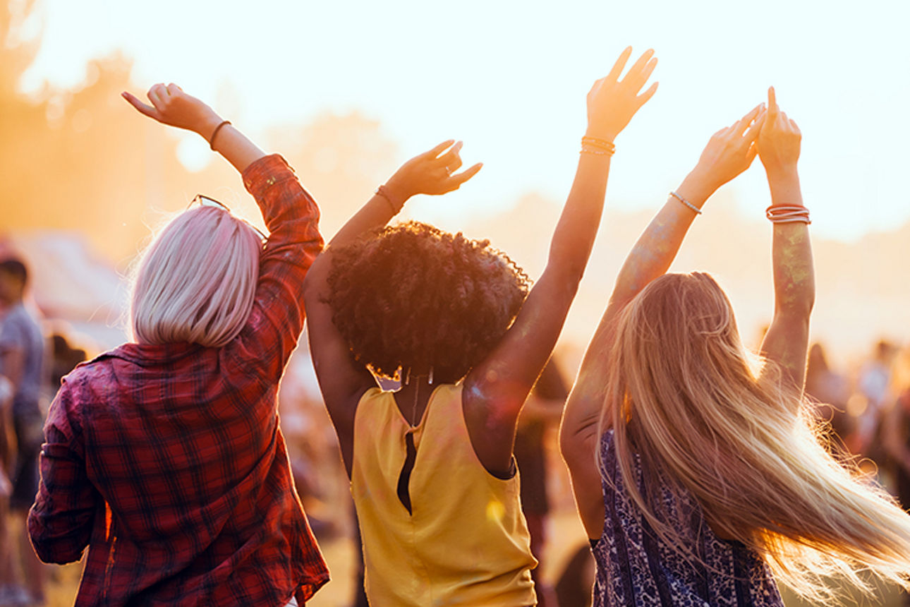 Mehrsprachige Freunde feiern gemeinsam das Holi-Sommerfest.