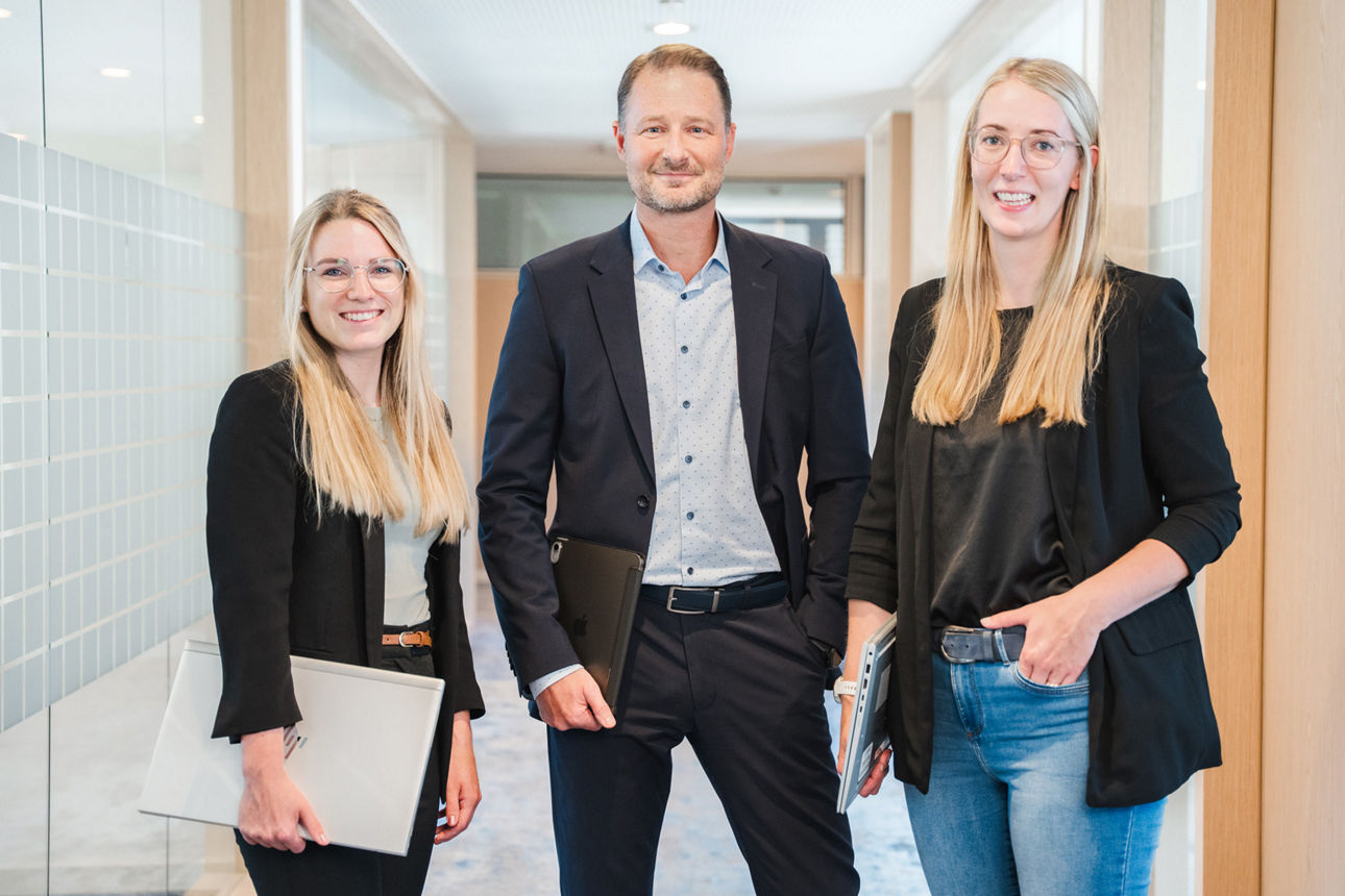 Zwei lächelende Kolleginnen und ein Kollege der Volskbank Bad Salzuflen