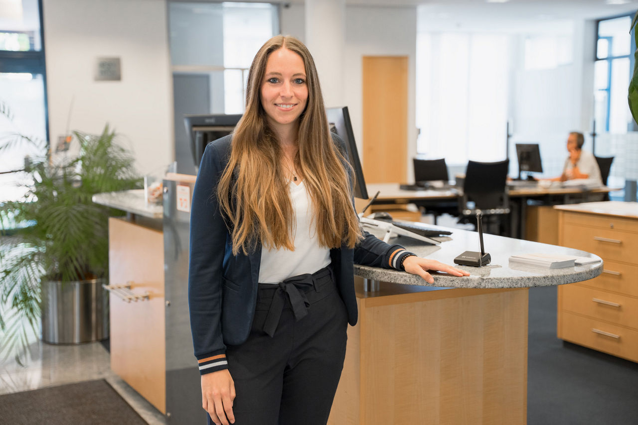 Desiree Knaup, Fimrnekundenbetreuerin