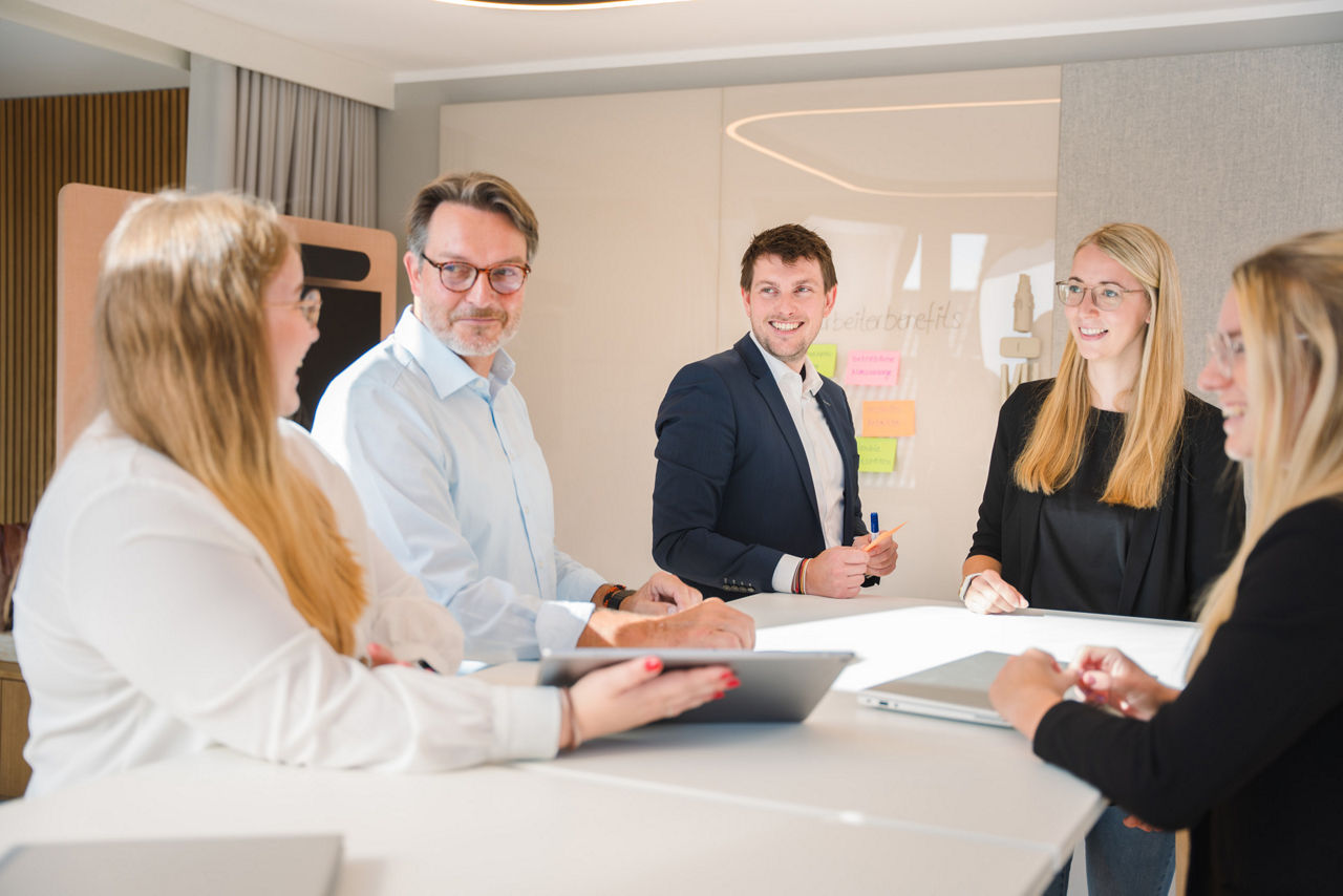 Ein Team der VBBS unterhält sich in einem Besprechungsraum