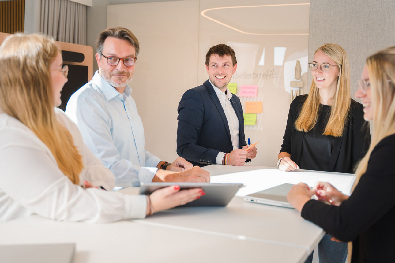 Ein Team der VBBS unterhält sich in einem Besprechungsraum