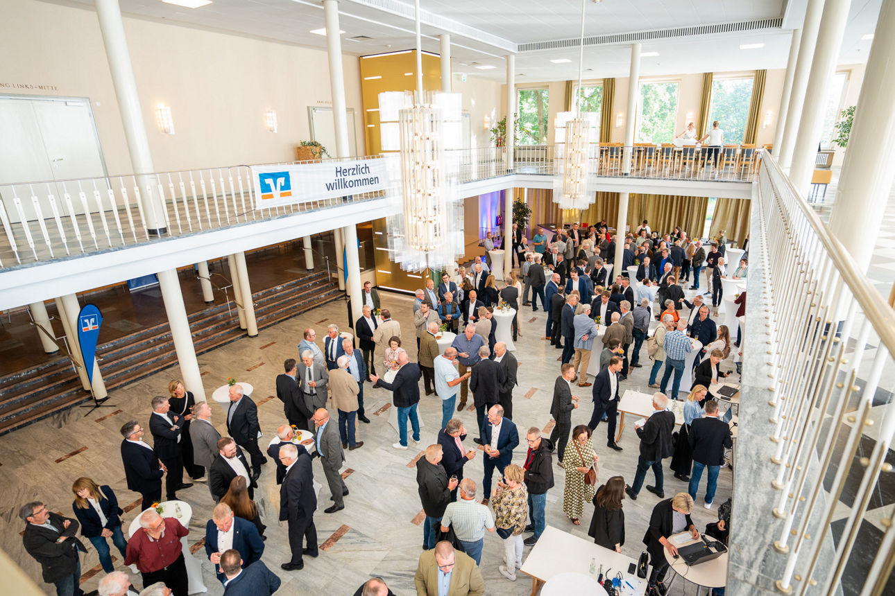 Die Vertreterinnen und Vertreter treffen in der Konzerthalle ein