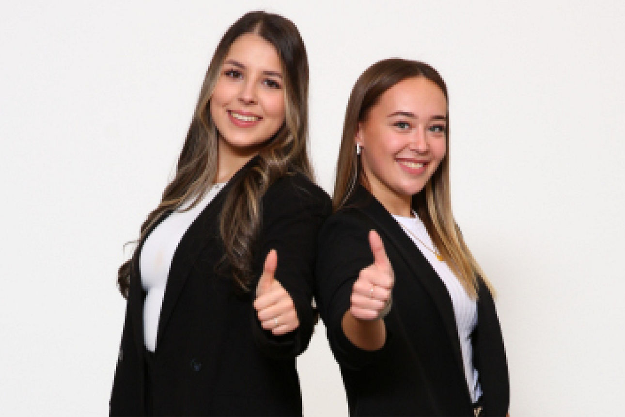 Lachende Frau mit Freunden