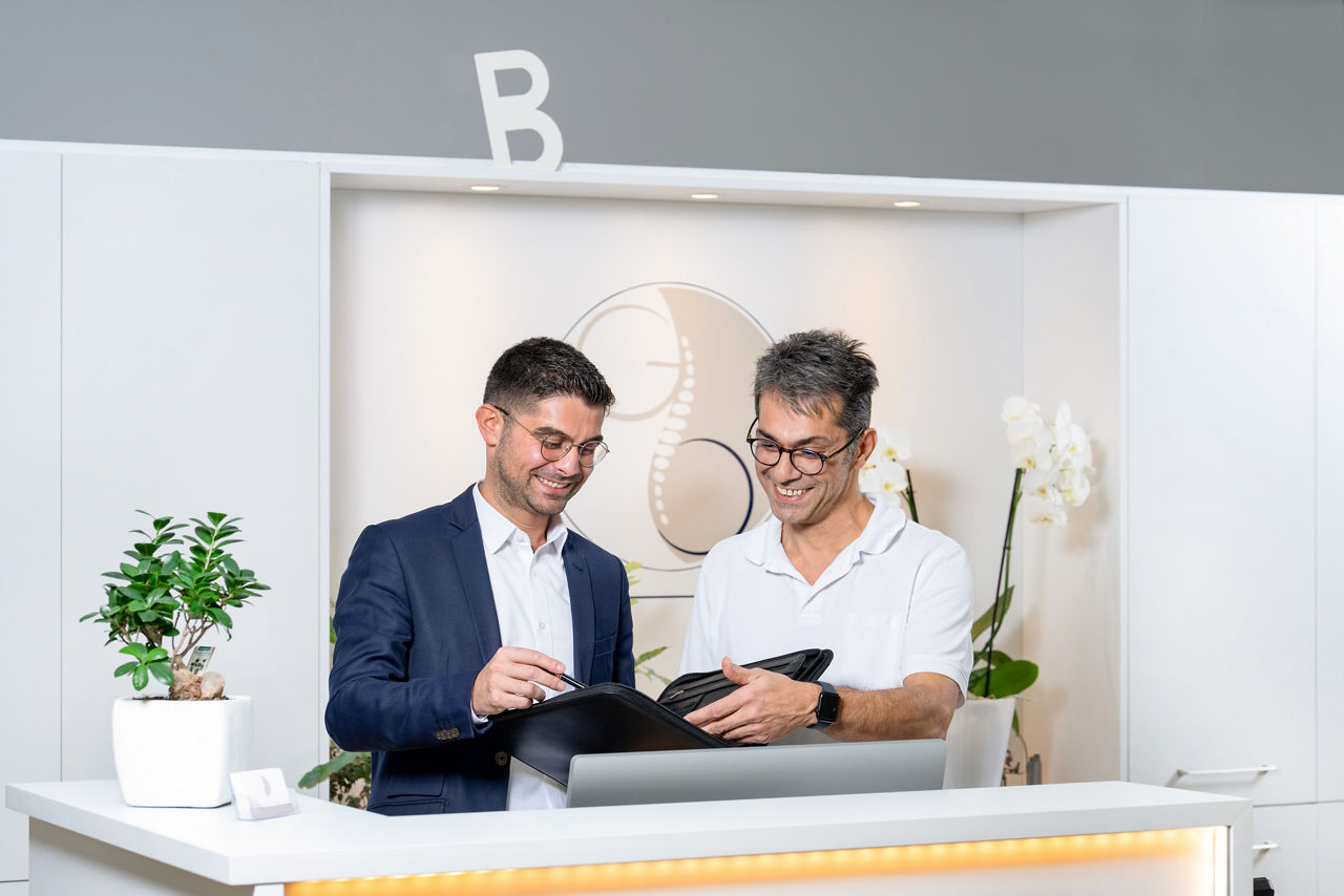 Dr. Gürdal Özkes (r.) mit Tolgahan Özkaya
