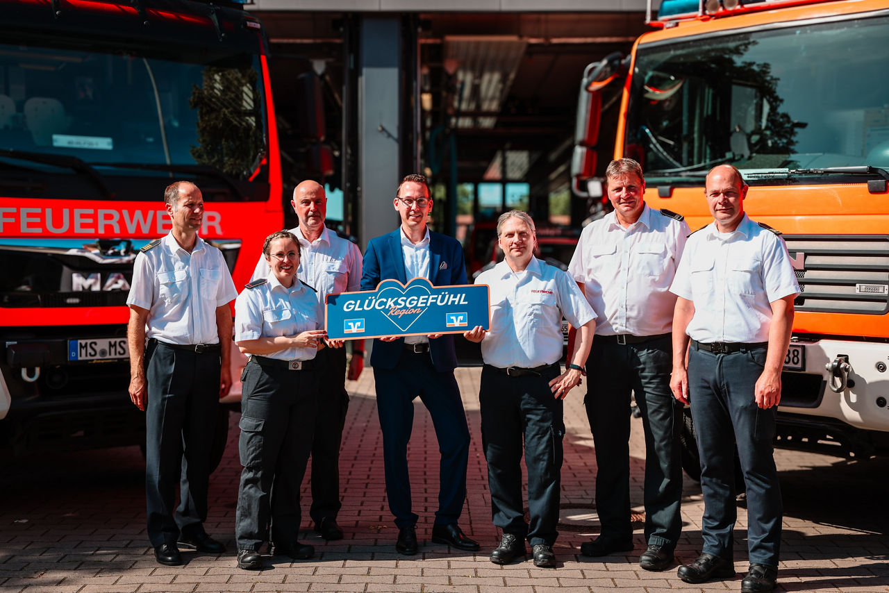 Spendenübergabe durch Markus Albermann (Mitte), an den Verband der Feuerwehr der Stadt Münster.