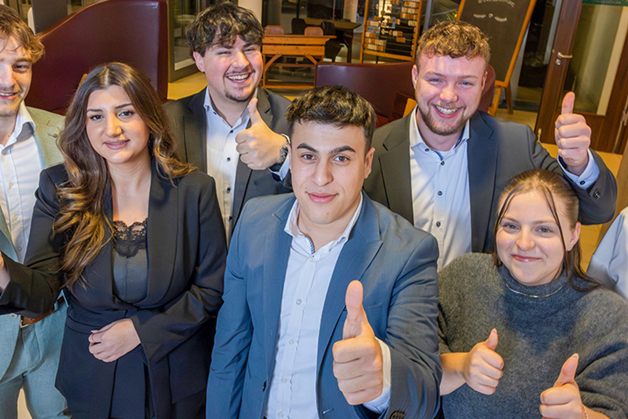 Unsere sieben jungen, neuen Bankkaufleute!