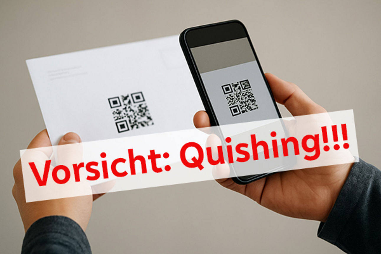 Ein Mann scannt per Smartphone den QR-Code auf einem Umschlag ein, den er in der linken Hand hält.