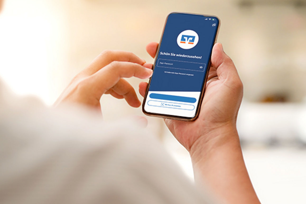 Person hält in der rechten Hand ein Smartphone und blickt auf die BankingApp