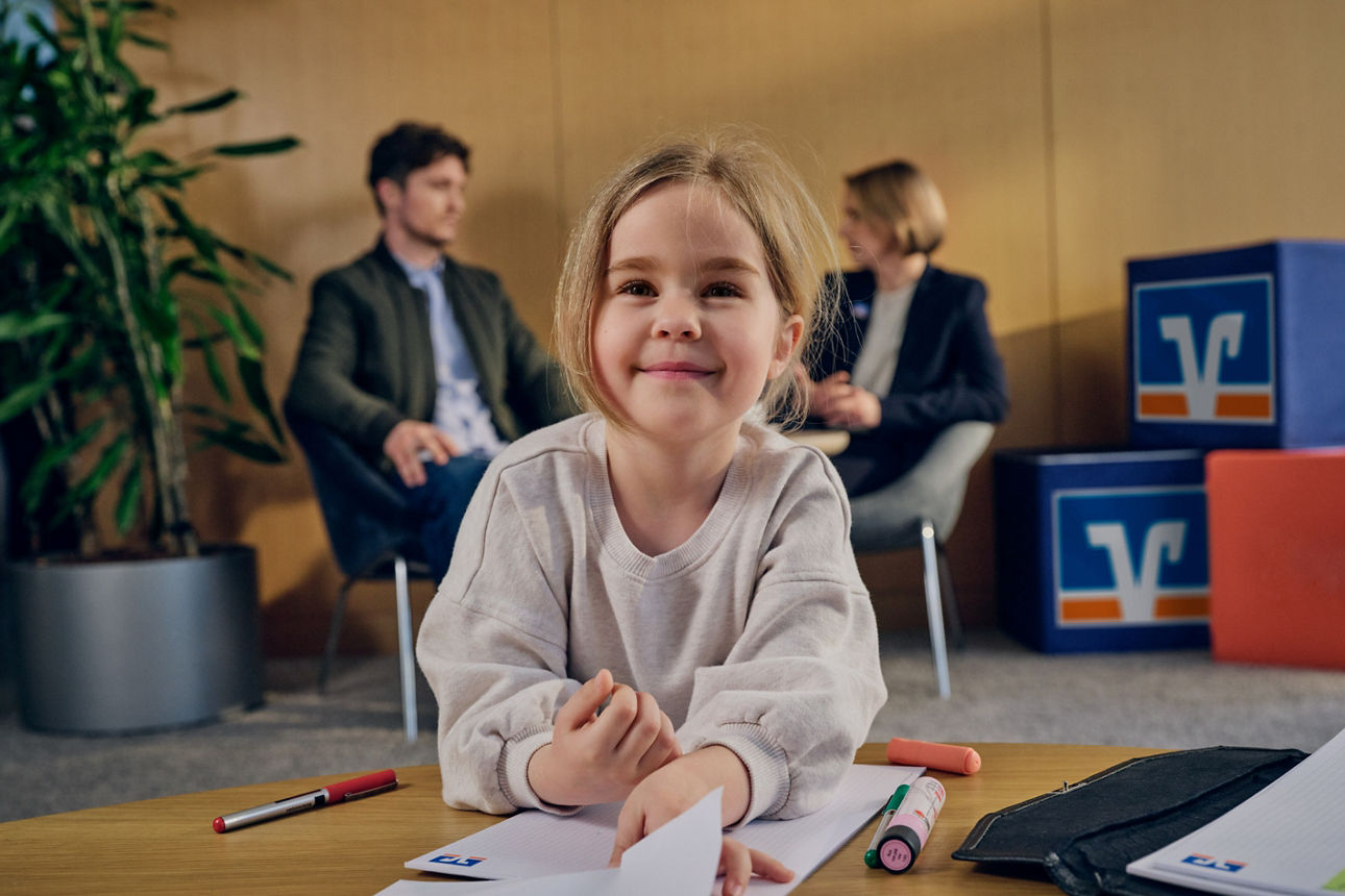 Kind und Vater bei der Bankberatung