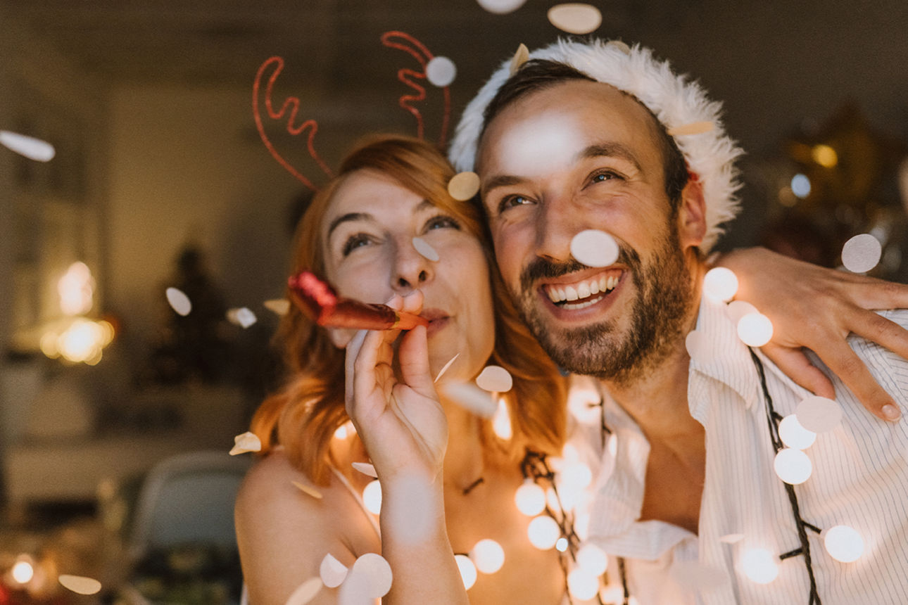 Fröhliches feierndes Paar