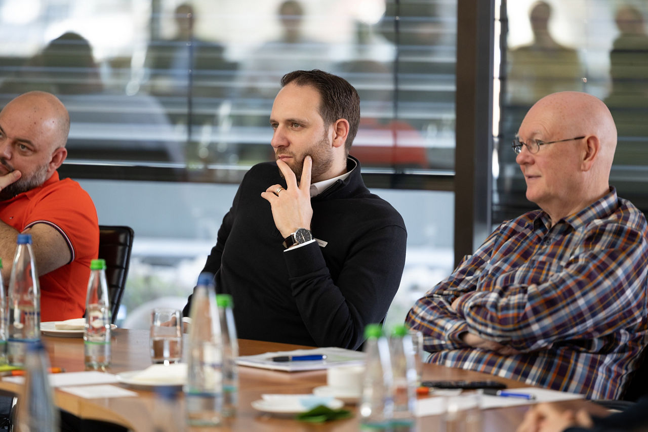 Mann am Schreibtisch 