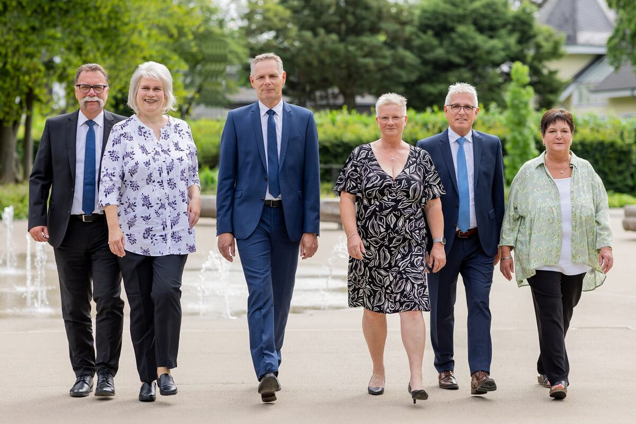 6 fröhliche Menschen beim Spaziergang