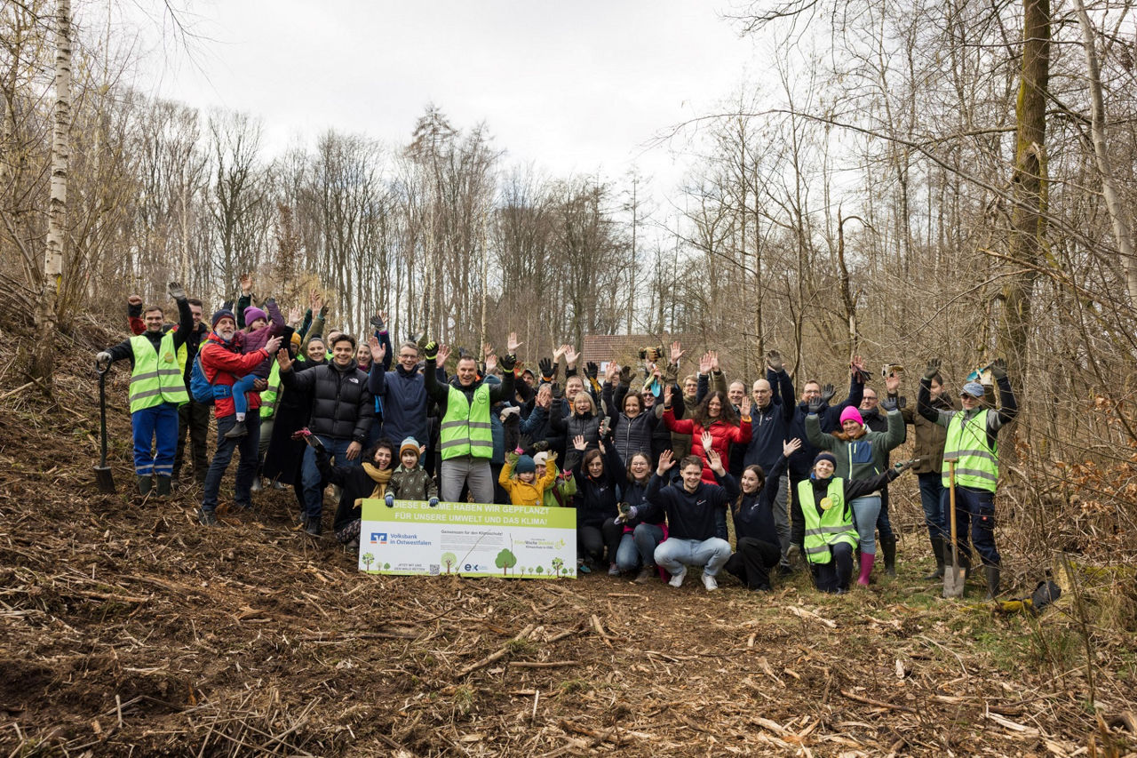 Baumpflanzaktion von Mitarbeitenden der Volksbank in Ostwestfalen, ihren Familien und Vertretern der Klimawoche-Bielefeld