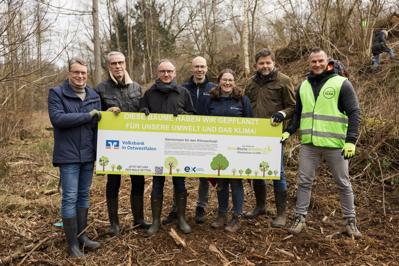 Die Volksbank in Ostwestfalen pflanzt zusammen mit dem Verein „KlimaWoche-Bielefeld“ 1327 Bäume im Moorbachtal.