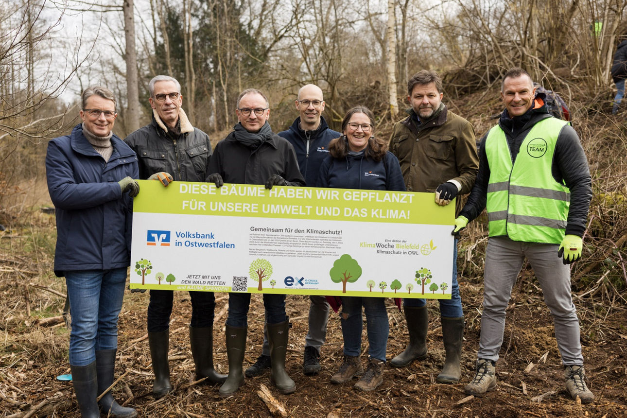 Die Volksbank in Ostwestfalen pflanzt zusammen mit dem Verein „KlimaWoche-Bielefeld“ 1327 Bäume im Moorbachtal.