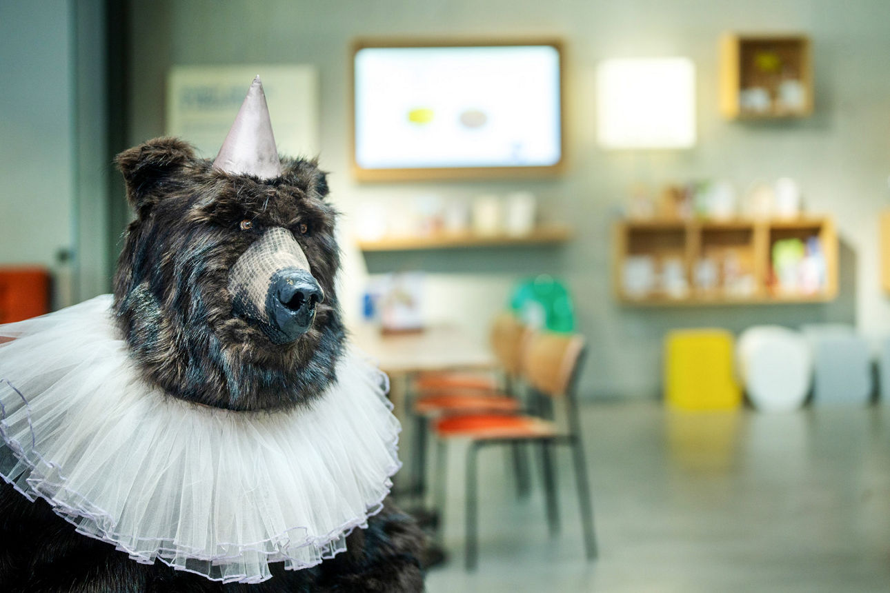 Ein großer Bär steht im Kostüm in der Volksbank-Lobby im Rahmen der neuen Theater Ausstellung.