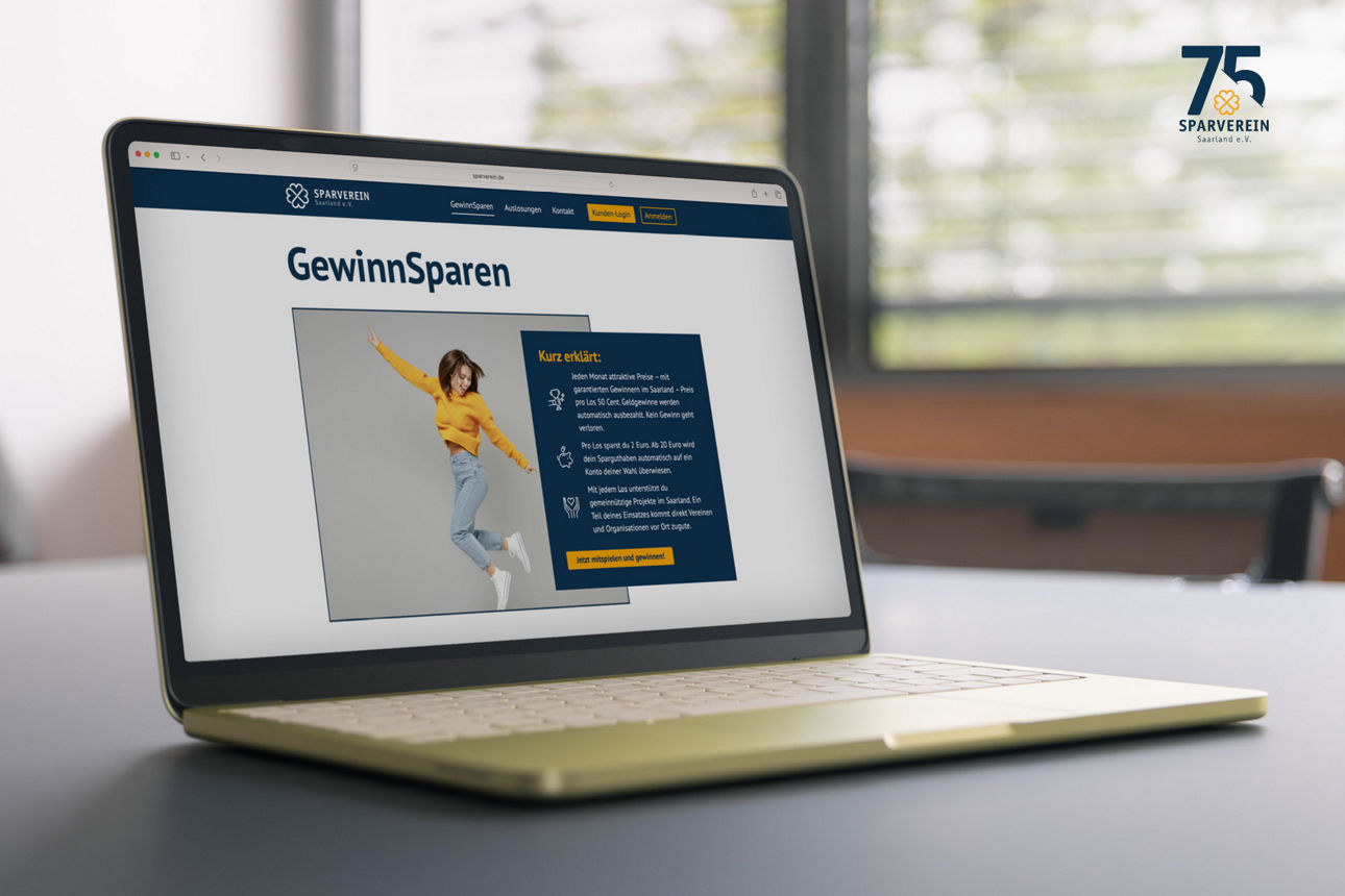 Laptop auf dem Tisch mit dem Logo des Sparvereins