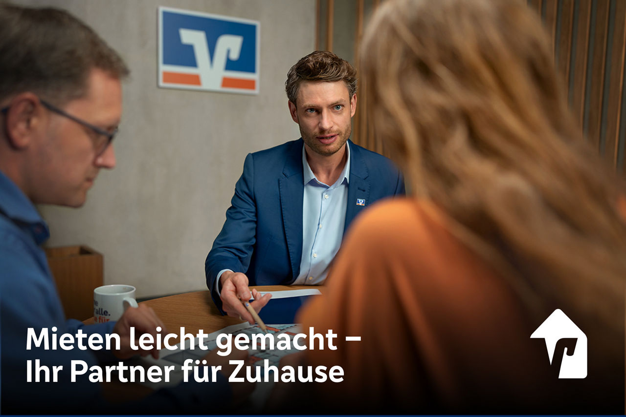 Ein Mann und eine Frau im Gespräch mit einem Immobilienmakler