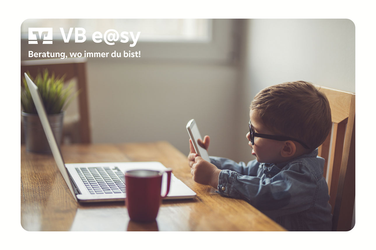 Kind mit Handy in der Hand