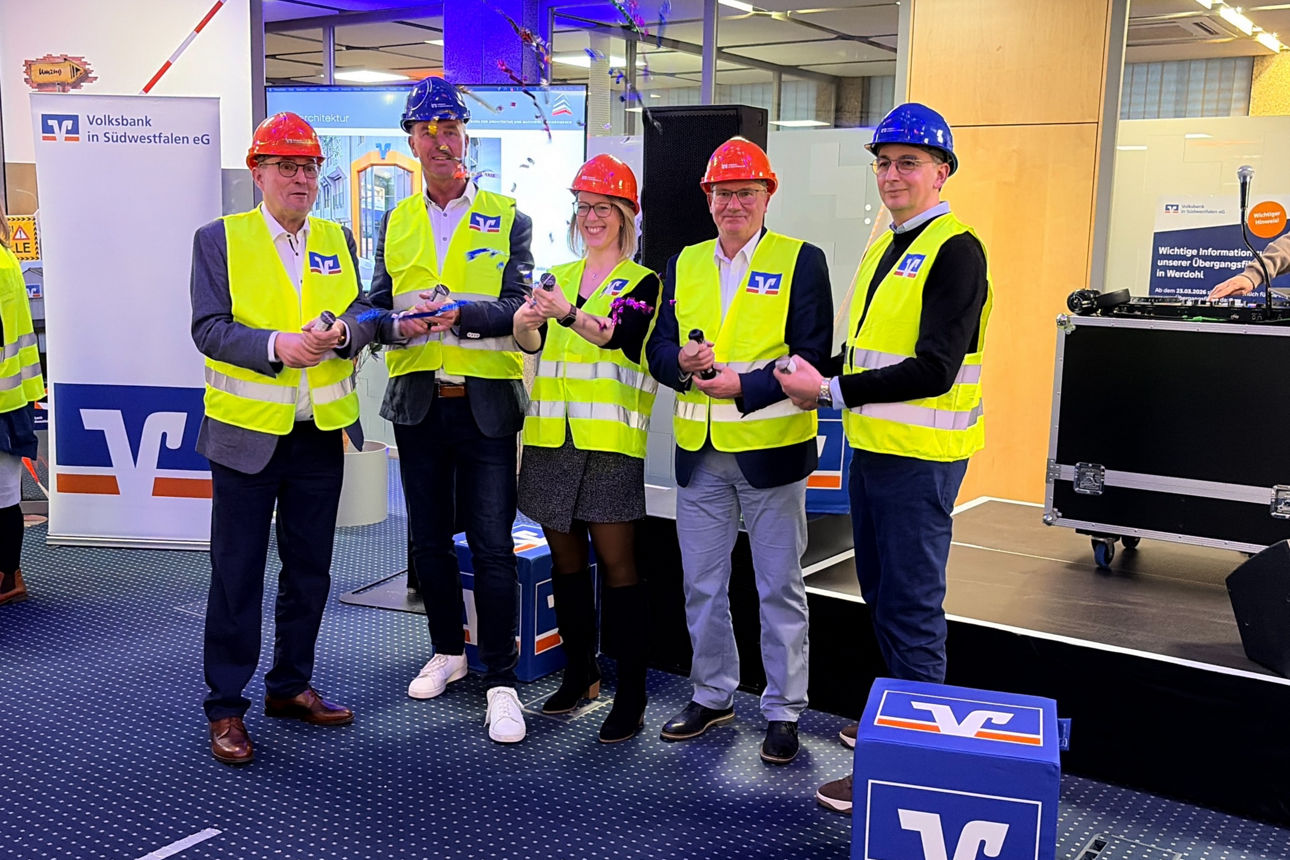 Stellvertretender Landrat Stefan Ohrmann, Volksbank-Vorstand Jens Brinkmann, Regionalleiterin Daniela Hansen, Bürgermeister D