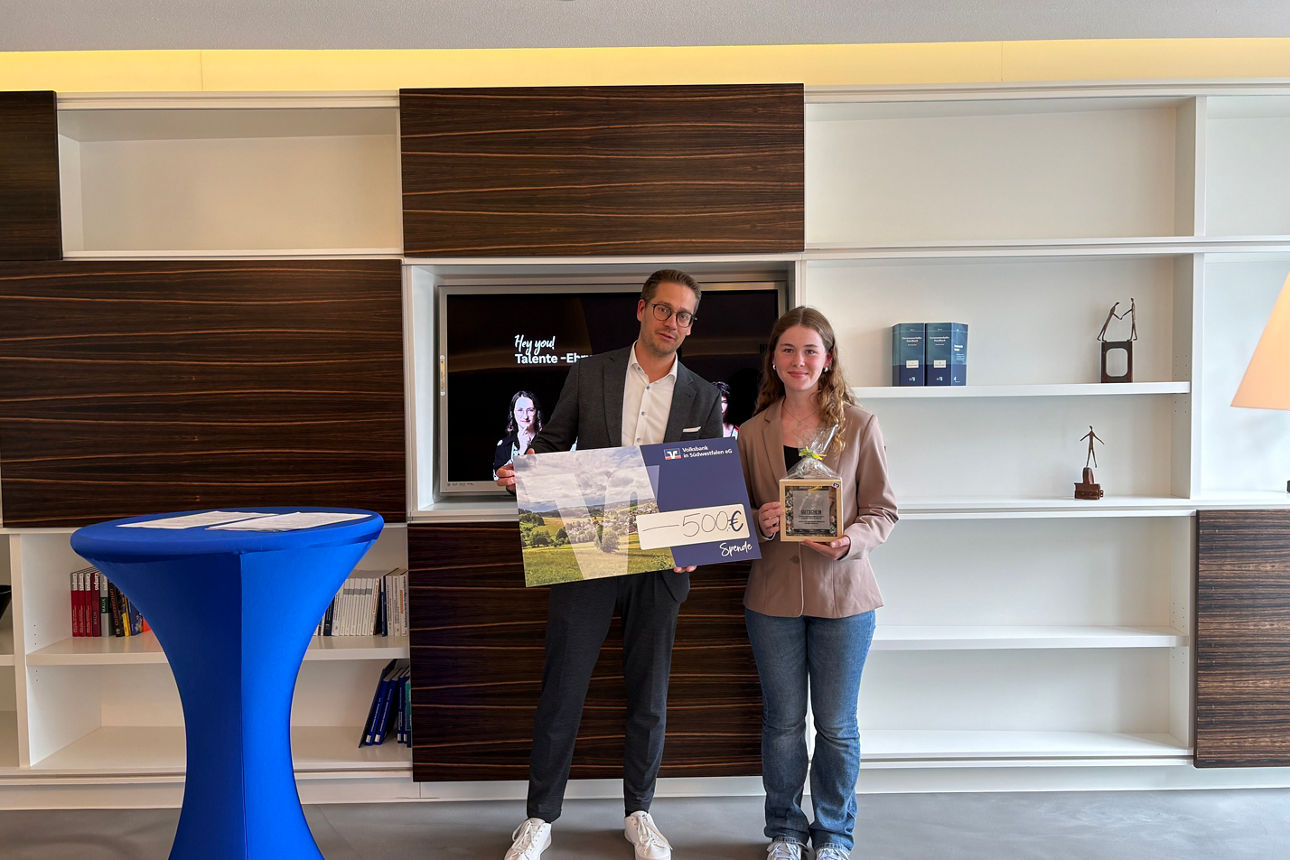 Sebastian Vogt (Bereichsleiter Vertriebsmanagement)  & Gewinnerin Lynn Morgen