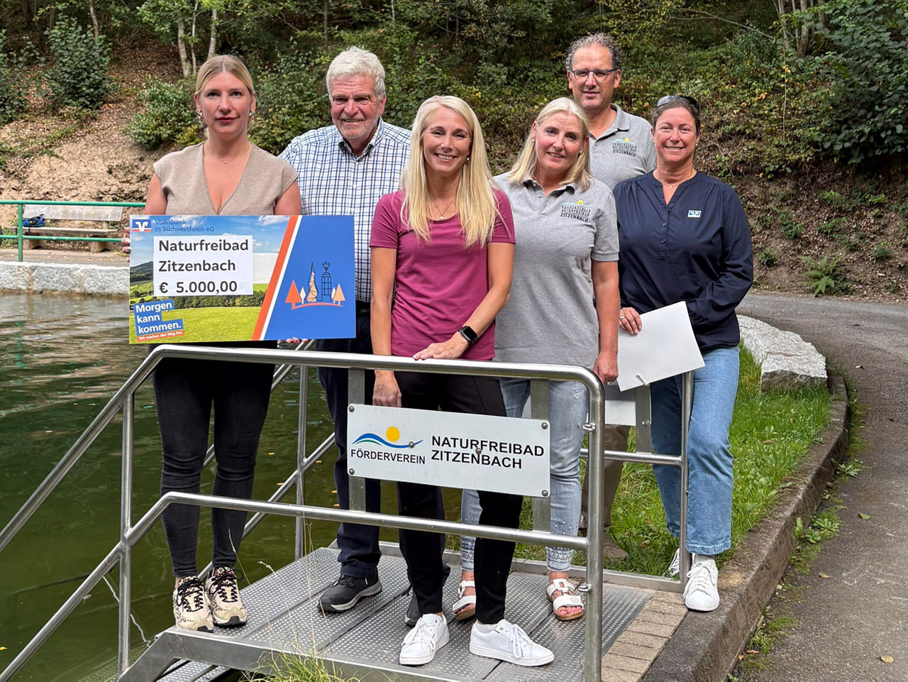Zwei Männer stehen nebeneinader