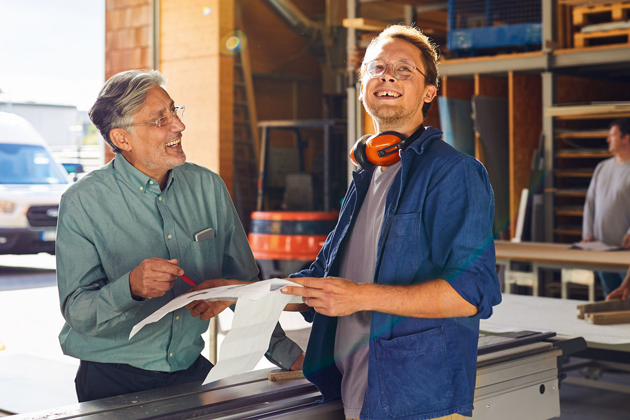 Kunde und Mitarbeiter einer Werkstatt haben eine gemeinsame Lösung gefunden.